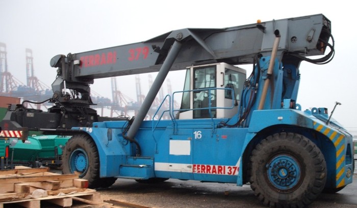 reach stacker container stacker CVS Ferrari F379.5 pic1 (3).JPG